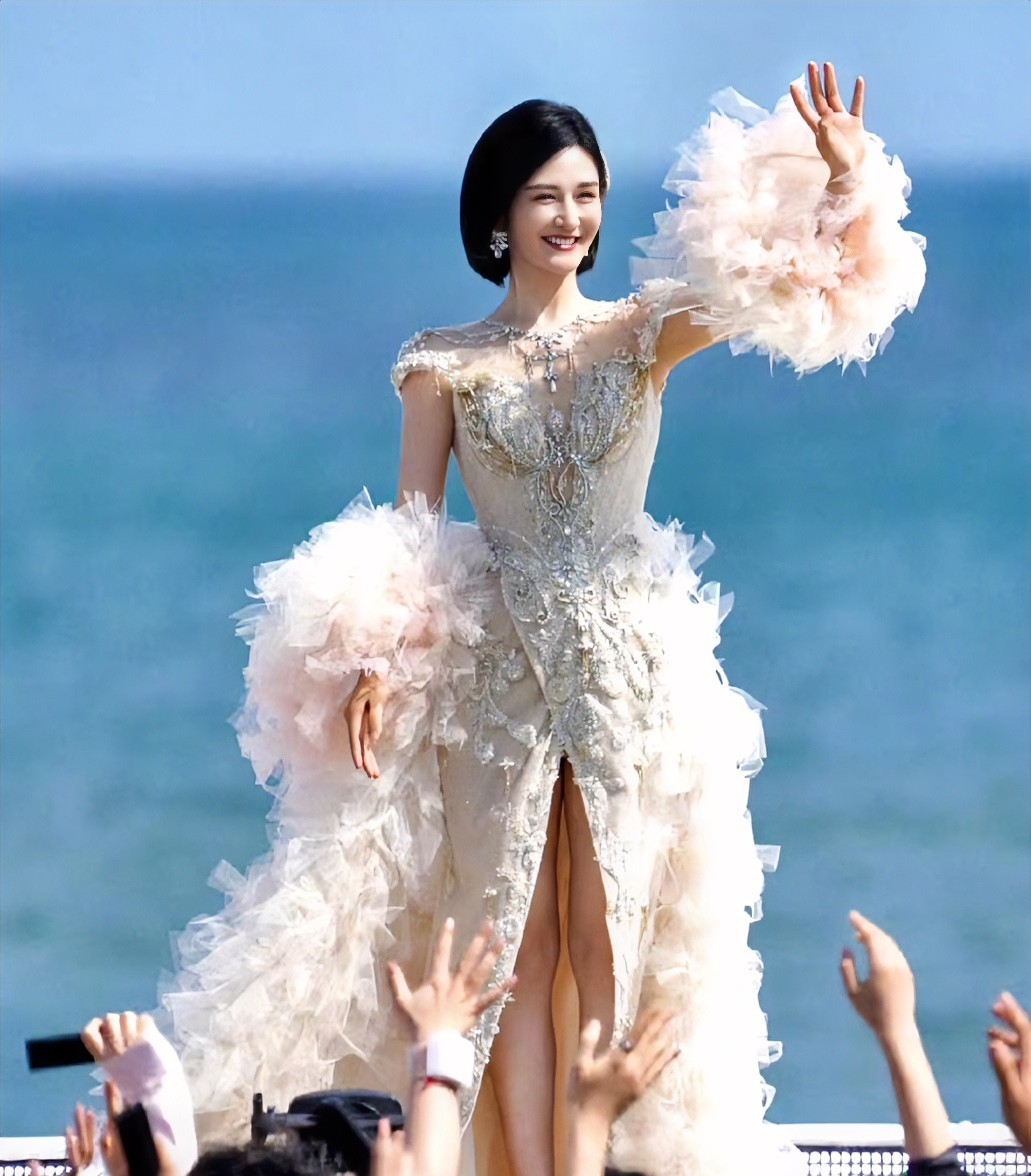 整季“浪姐”看下来，难道没人觉得谢娜的主持变得越来越大方得体了