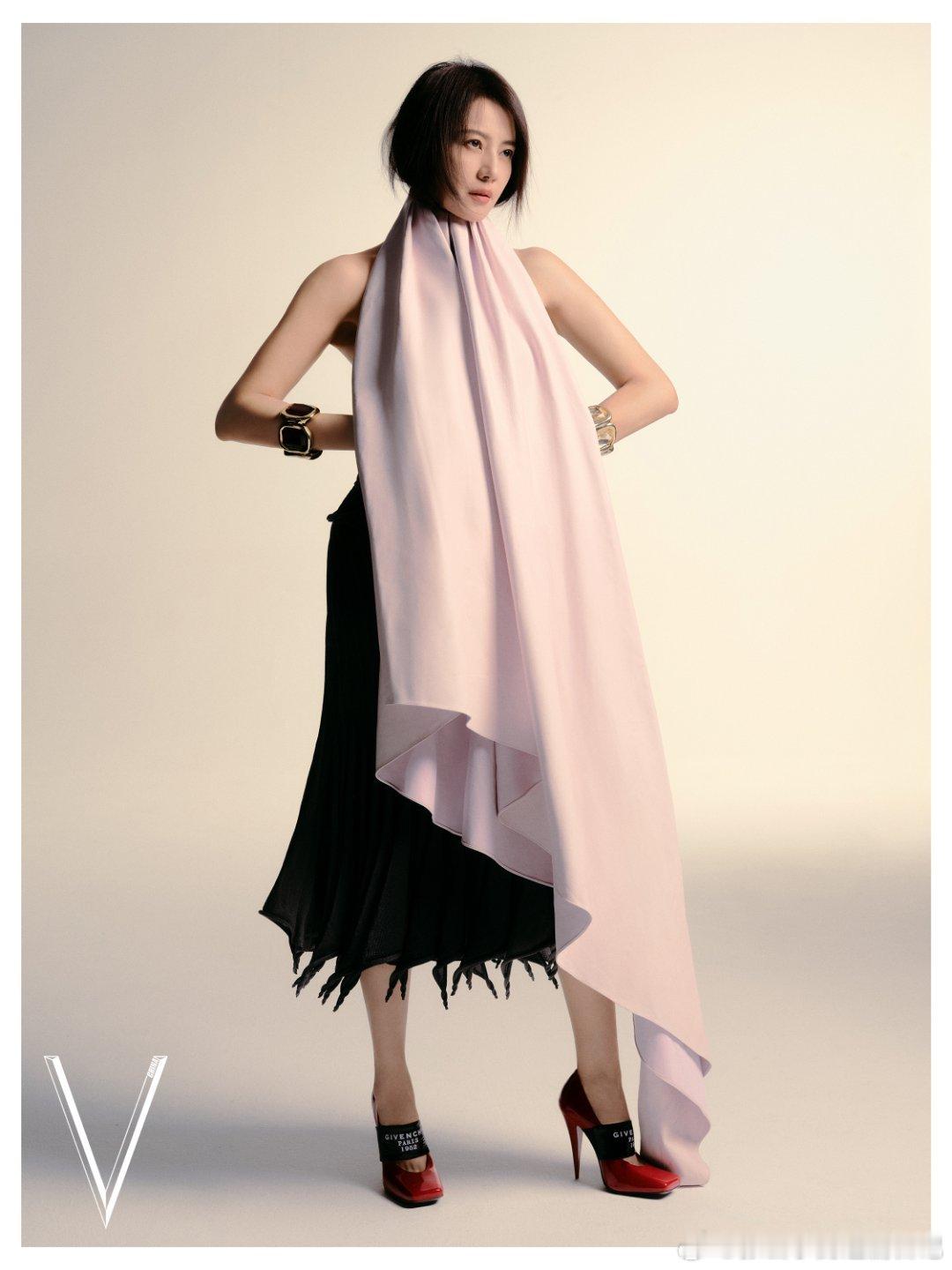 高圆圆随便涂个口红就开拍，居然比精心打扮还美！原生好皮太能打，眉眼弯弯超有气质