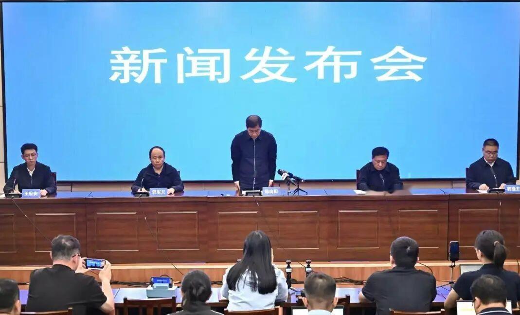 一个鞠躬怎么能抵顶82个矿工的生命！长治市市长陈向阳于7月6日辞职以后，又于7