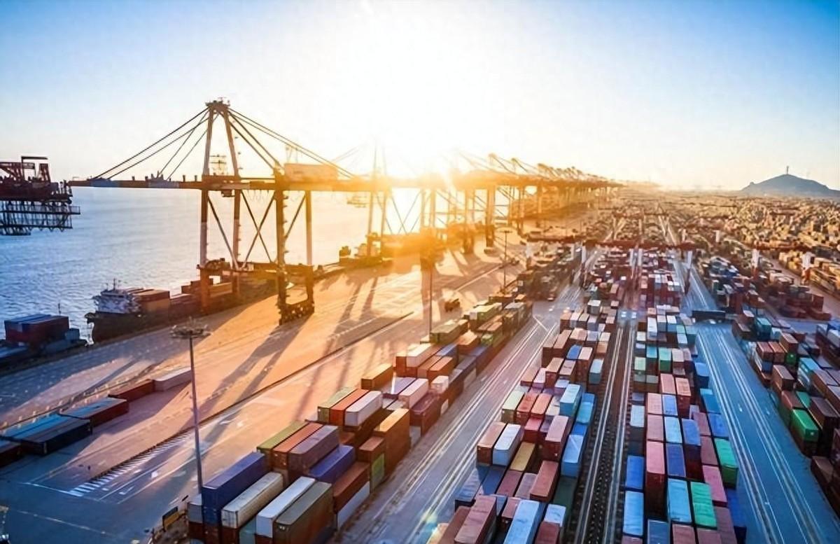 谁能想到！海关总署刚刚亮出的一季度成绩单，直接把大洋彼岸看懵了。老美费尽心机