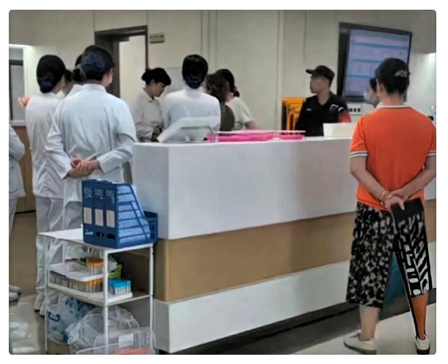 为什么有些人很难接住别人的善意？背后其实藏着心理原因。一位妈妈带女儿看病，她