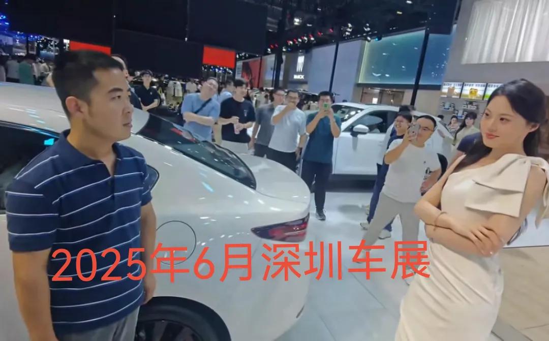 这个男人又出现了曾轰动车展一时的“条纹哥”重出江湖！车展第一深情“条纹哥”