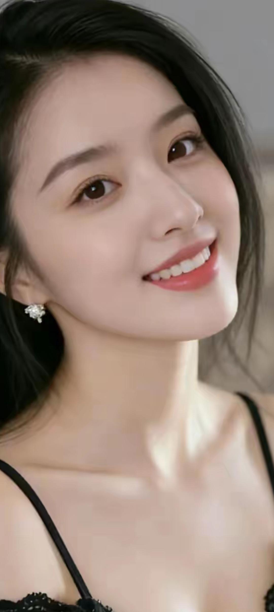 优雅黑裙，甜美笑容，闪耀耳环，女神范儿十足！💖✨