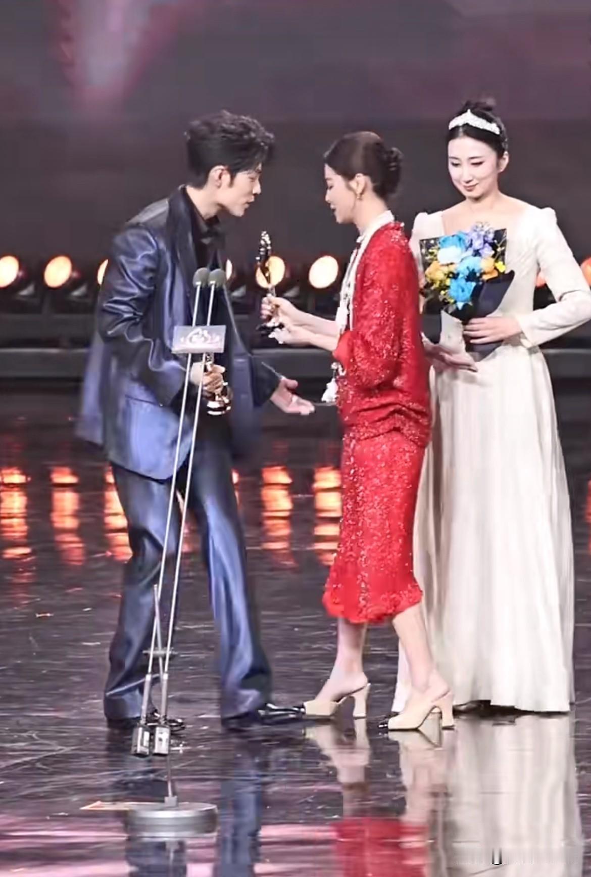 2月5日，肖战辛芷蕾🧣之夜台上让C！辛芷蕾想靠边站，肖战抬手虚扶辛芷蕾去C位