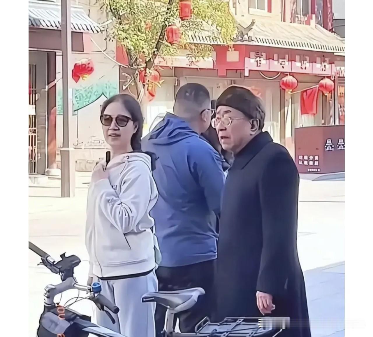 余秋雨和马兰回安徽老家探亲时被路人偶遇拍摄的照片。两人自1992年结婚以来，已相
