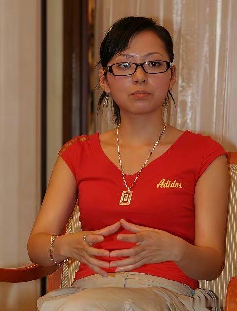 记得张靓颖之前的皮肤是黑黑的，怎么现在变的这么白了？真的有什么药或者护肤品可以让