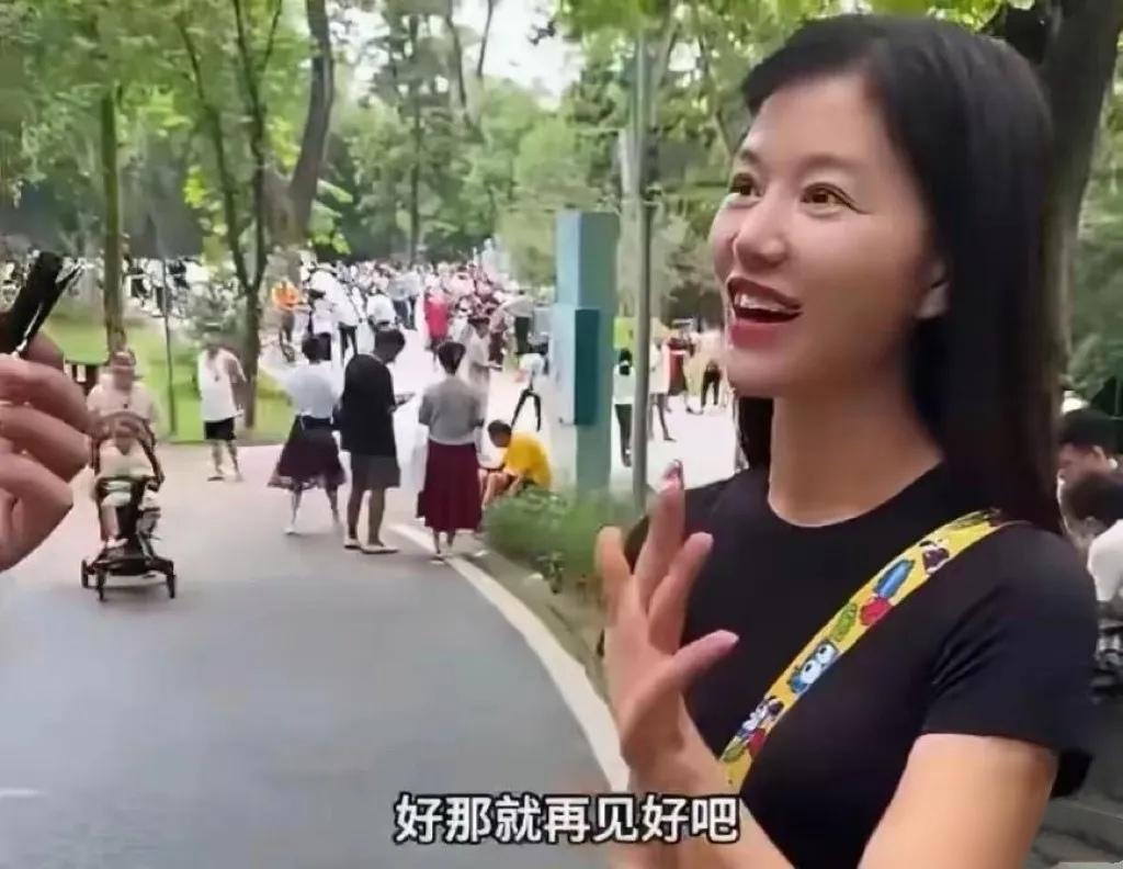 广州相亲公园街头采访，一位离异女子对着镜头，说出自己的择偶条件。她要求男方