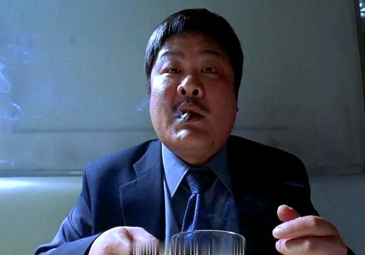 1990年周星驰在山里拍戏被剧组扔下，打电话求助，场务林雪头都没抬直接回了句“你自己走回来”，多年后