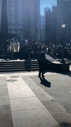 美国某广场，本地人聚在这一头大战ICE的娘亲，中国大妈聚在另一头淡定地跳广场舞，