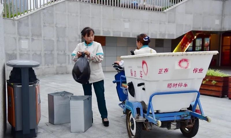 这样的工作，你能坚持多久？4600，月休两天，一年休31天[笑着哭]，无社保。