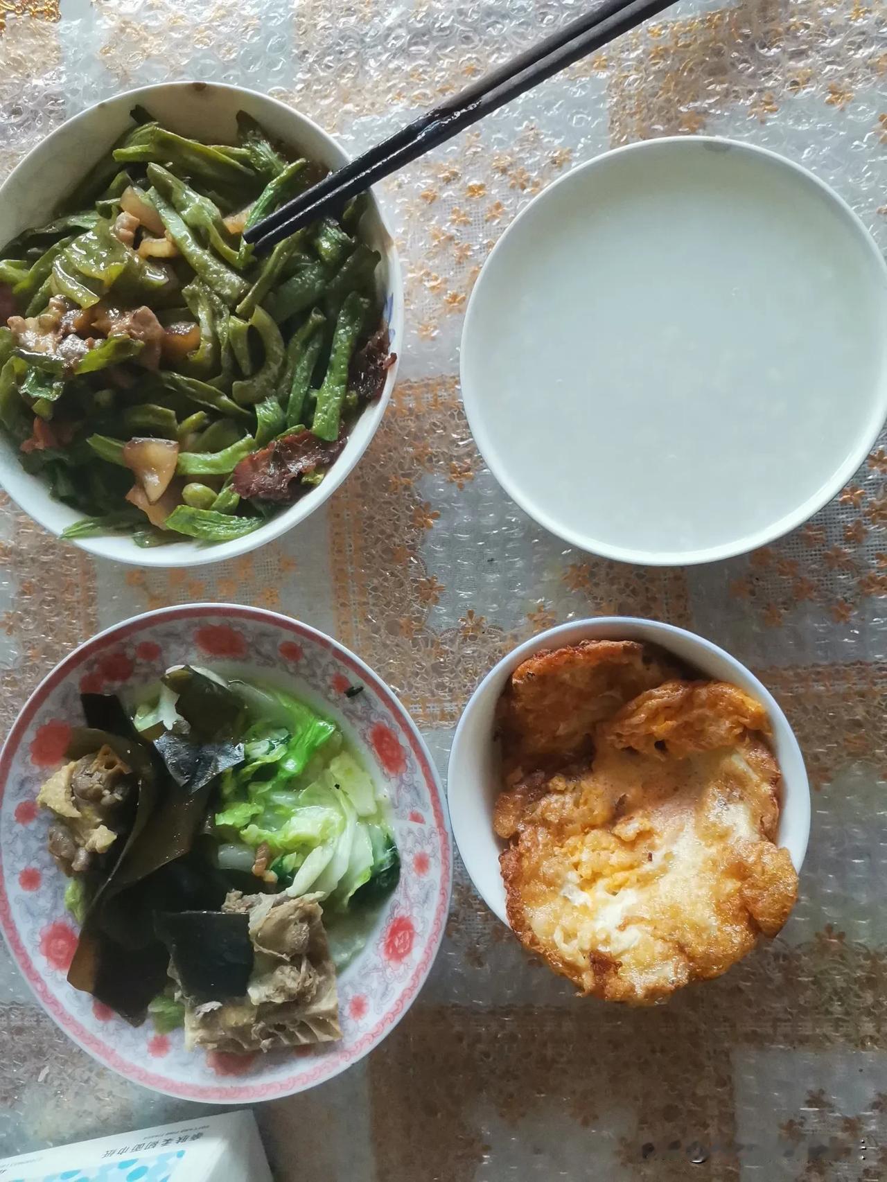 一个人的晚餐。新做的两个煎鸡蛋，两碗中午的剩菜（有四个品种），一碗稀饭，简单也