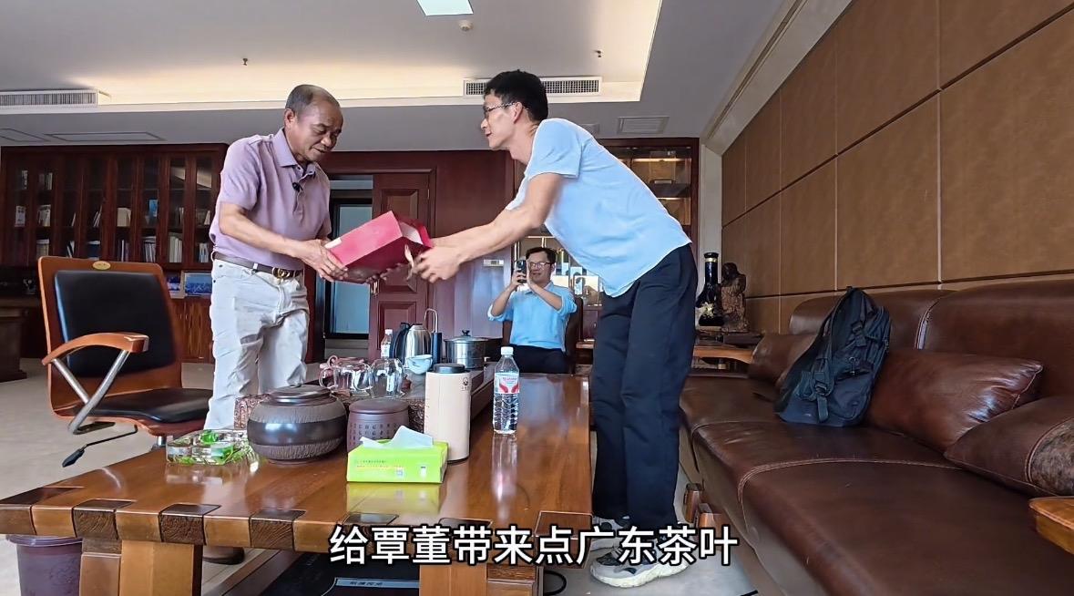 新房迟迟未装修唐尚珺等来好消息，门店老板为支持唐尚珺免费送门。门店老板给唐尚