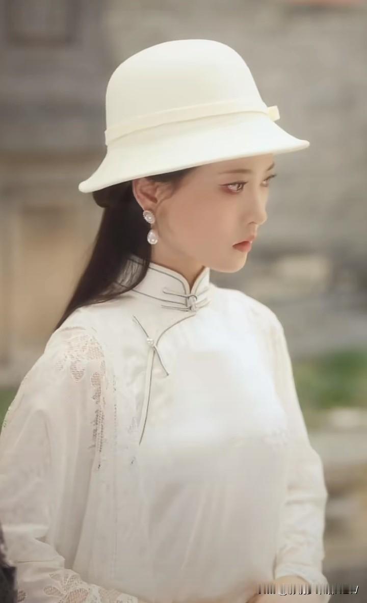 如果想看民国背景下的爱恨情仇，短剧《偏惹枭雄》绝对是个不错的选择。双男主的人设