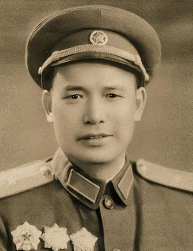 1946年，一百多解放军为投诚的一千多土匪，举行欢迎仪式，却突然接到情报：“土匪
