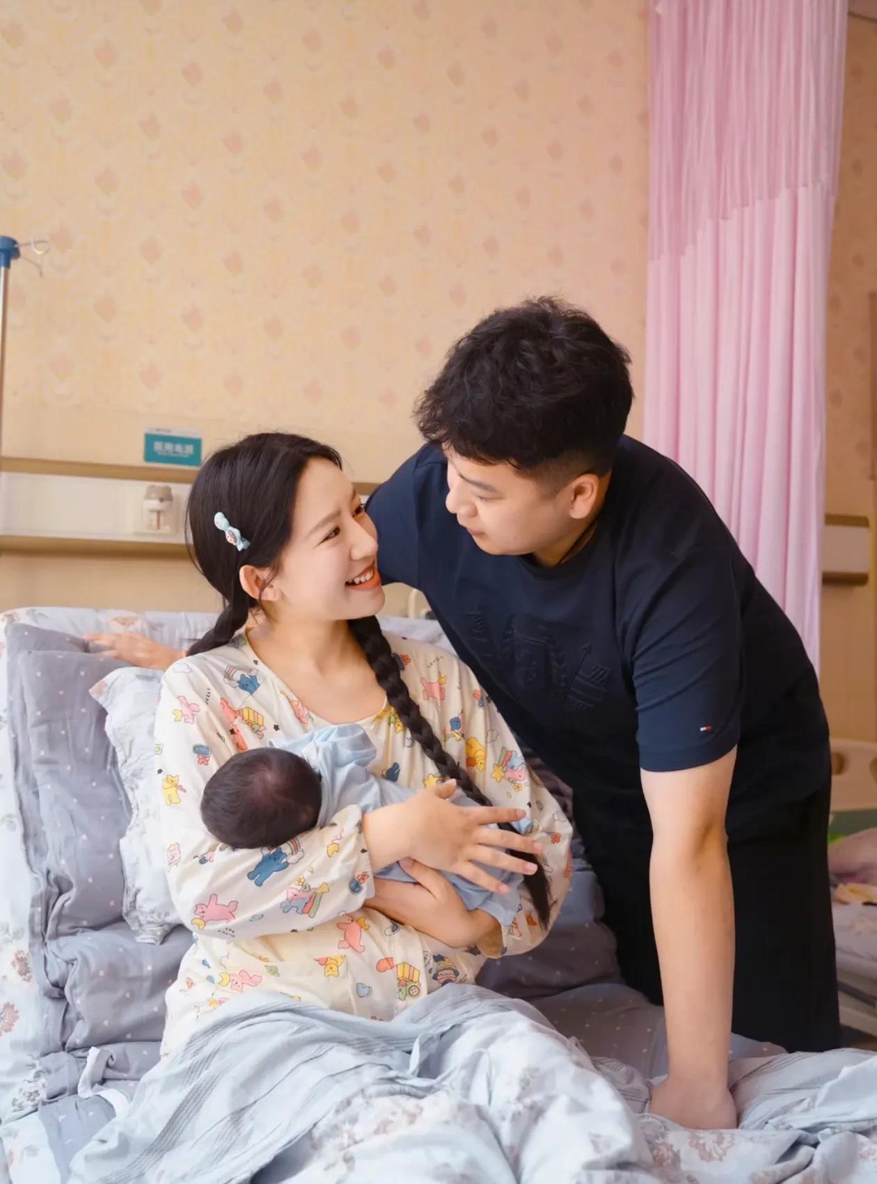河南一个大网红麦小登二胎呱呱坠地，是个七斤多的男宝。新晋二胎妈妈配文说没有凑成“