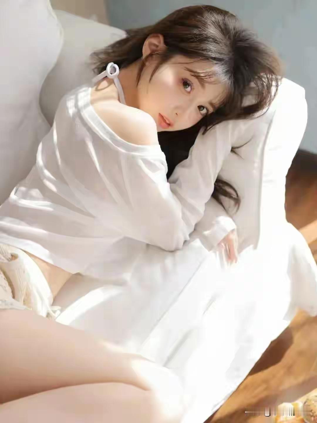 慵懒午后，少女与白枕的温馨时光漂亮的女士五十多岁可穿细高跟鞋吗