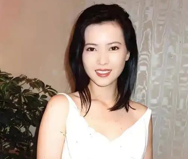 2018年，蓝洁瑛孤独离世。人们整理她的遗物时，发现一张泛黄的餐厅收据，背面写着