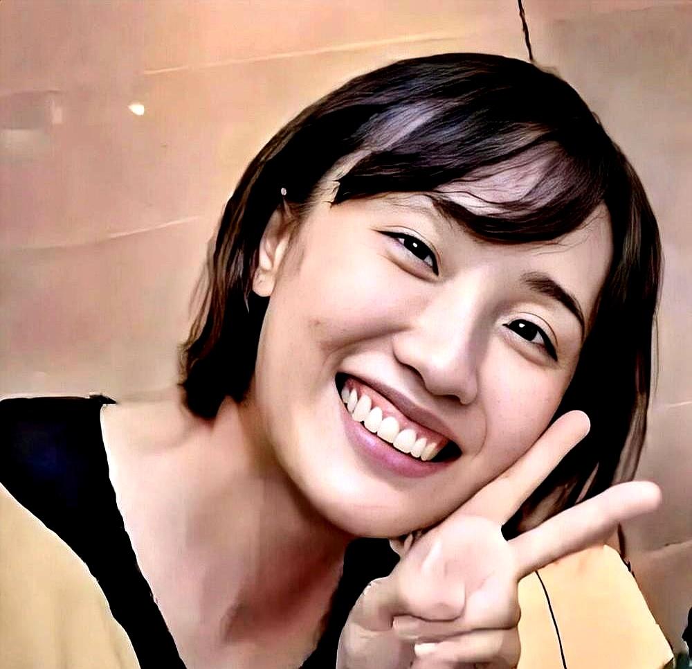 当车门弹开时，围观都等胡歌去扶，谁知下一秒，黄曦宁条件反射般前倾，手已探过去，那