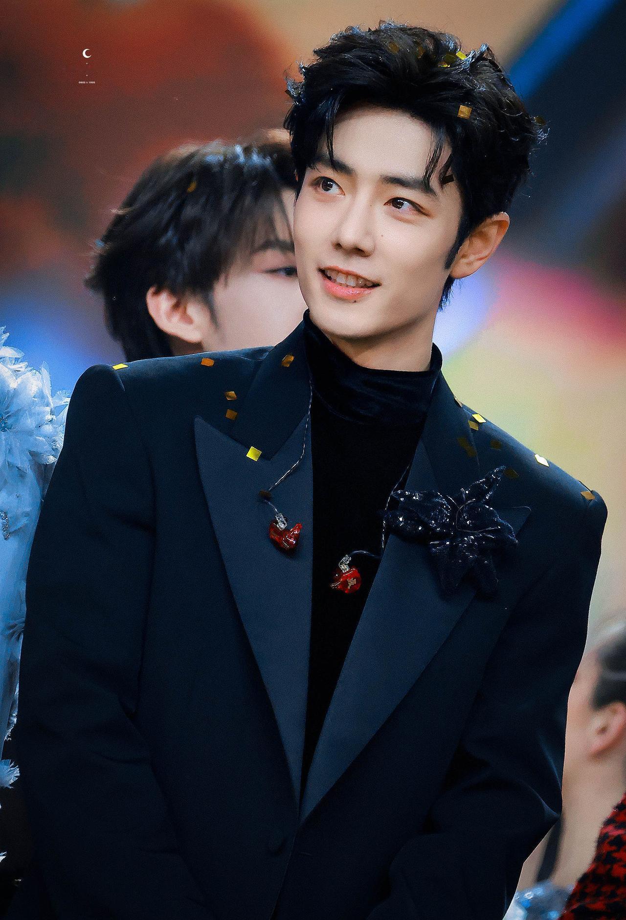 肖战一笑，露出的不是假体，是真金！当满屏的“烤瓷牙”白得像马桶瓷时，他那一口带