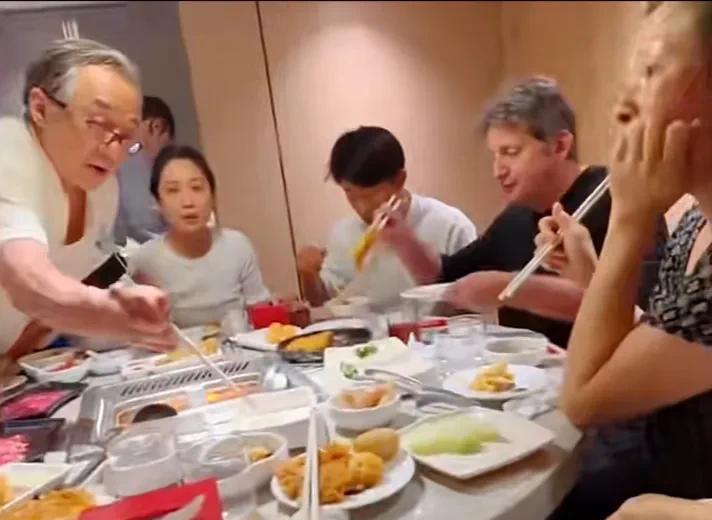 近日，参加宴会的71岁成龙素颜照曝光，头发花白，还要戴着老花镜才能看清东西，低头