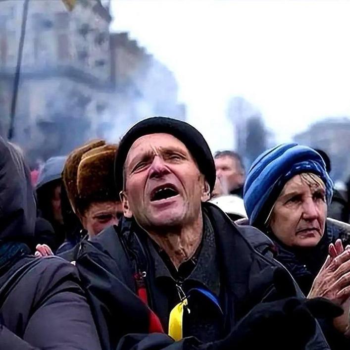 有外媒说，乌克兰现在回头看，肠子都悔青了。当那份白纸黑字写着“必须承认乌东四州公