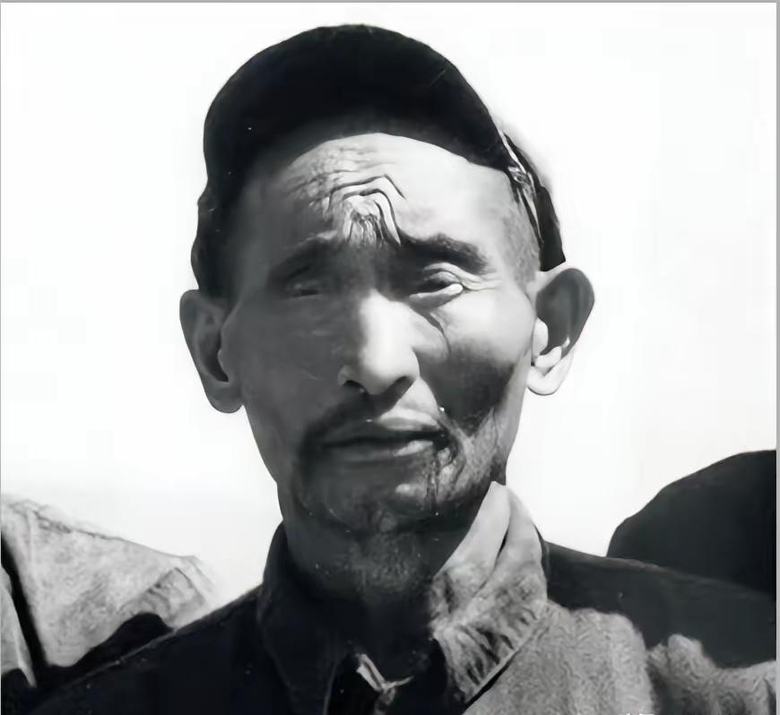 1952年大凉山剿匪现场，首长鲁瑞林正为剿匪工作进展顺利而振奋，却突然被眼前的一