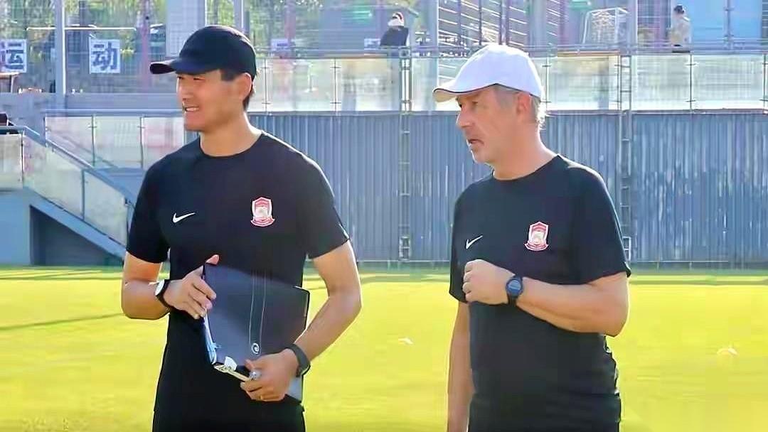 德国人评价他：对混乱免疫。我当时就乐了，哥们儿，这不就是为咱国足量身定做的教练