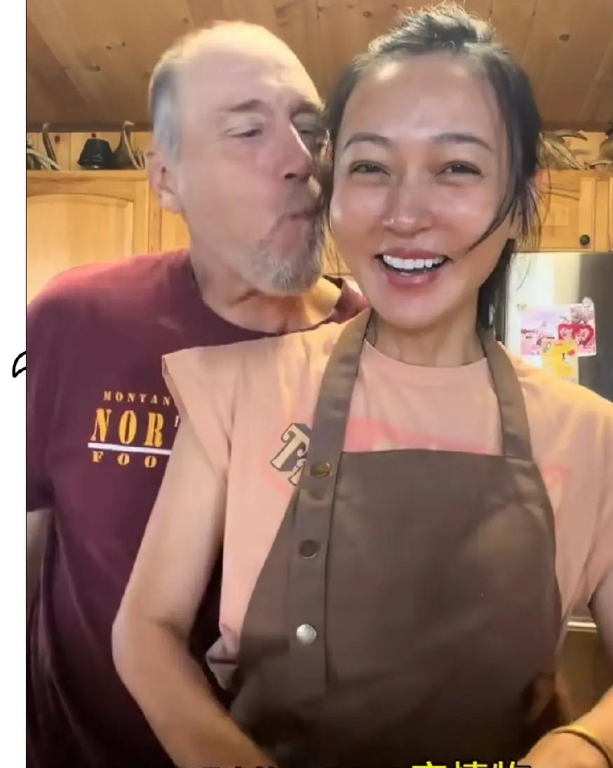 一个黑龙江女的，在网上认识了一个美国老头。年龄差了一大截，爷爷辈的。按很