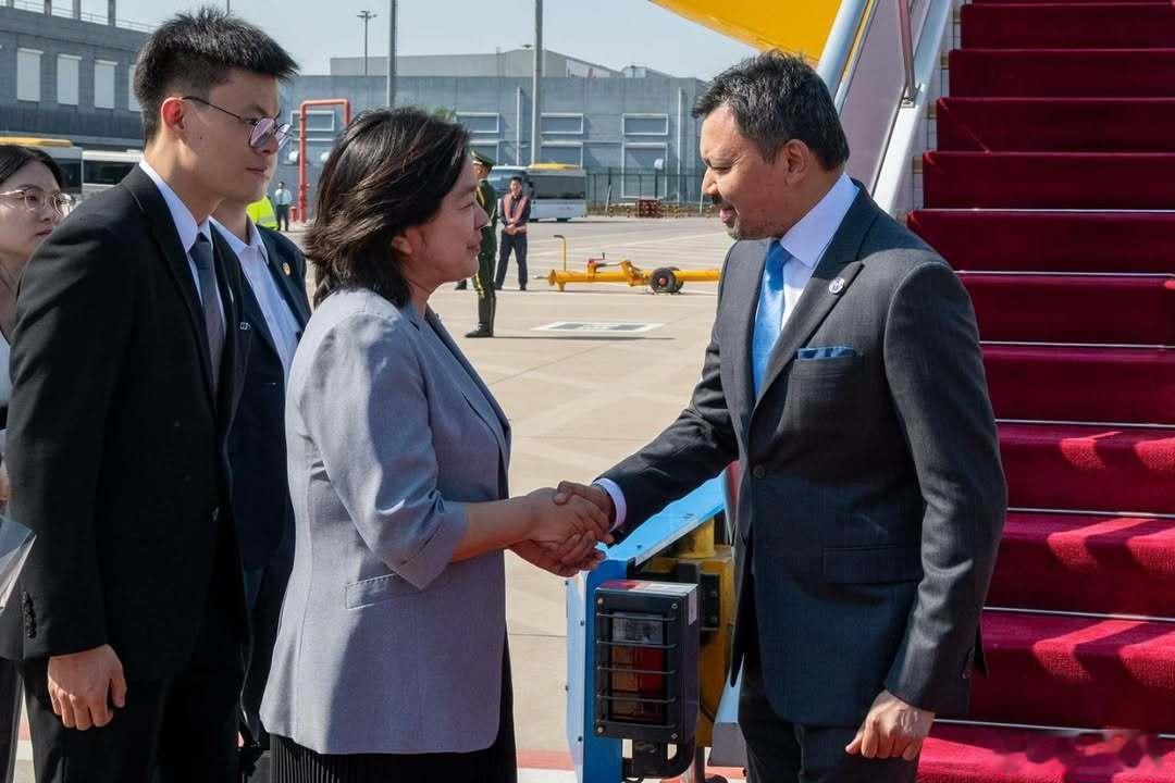 文莱王室🇧🇳🇨🇳5月11日，比拉王储和莎拉王储妃，他们的三个孩子慕妮拉