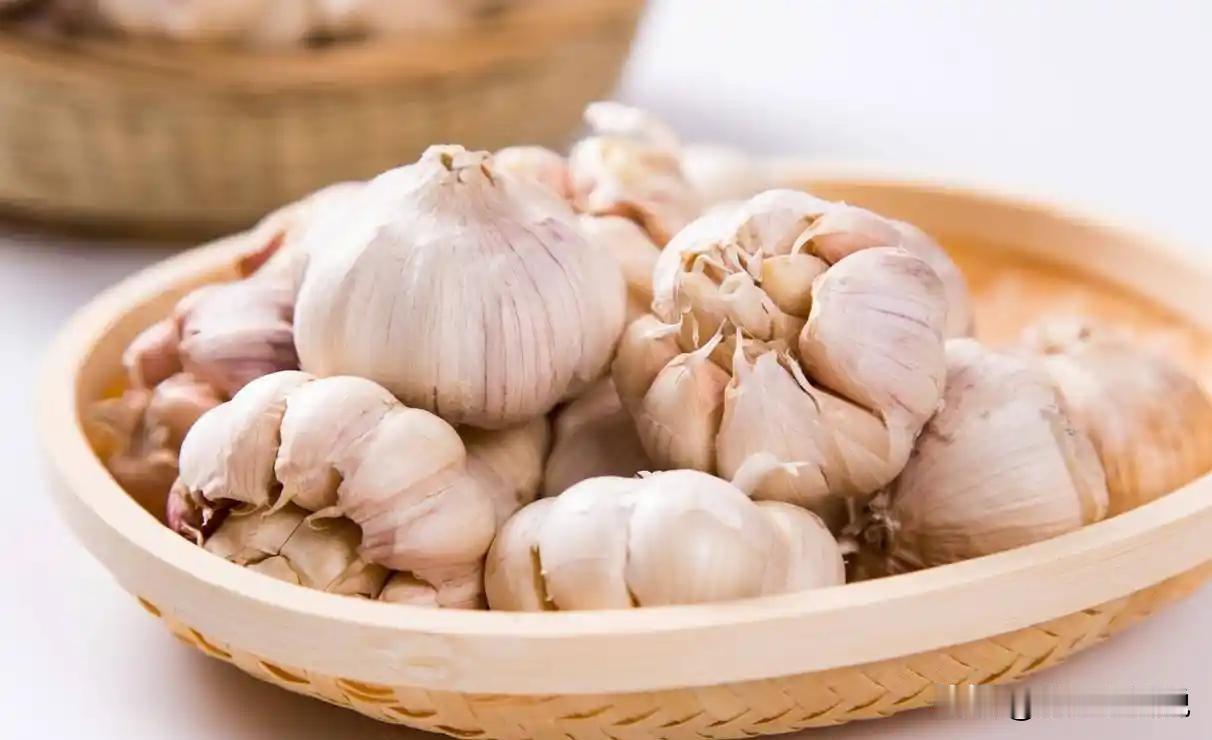 每天吃蒜，血糖稳了，他却胃痛难忍？最近老听人说糖尿病吃蒜好，我查了下还真是，不