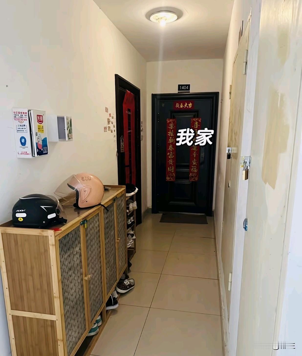 邻居家的鞋柜鞋子就这样放，这里又没有物业，沟通也无效，每天回到家看到这样的都恼火