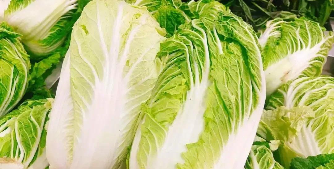 白菜涨到两块一斤，摊位前还是排长队。我今早去市场，摊主说雪天路滑，车进不来，货