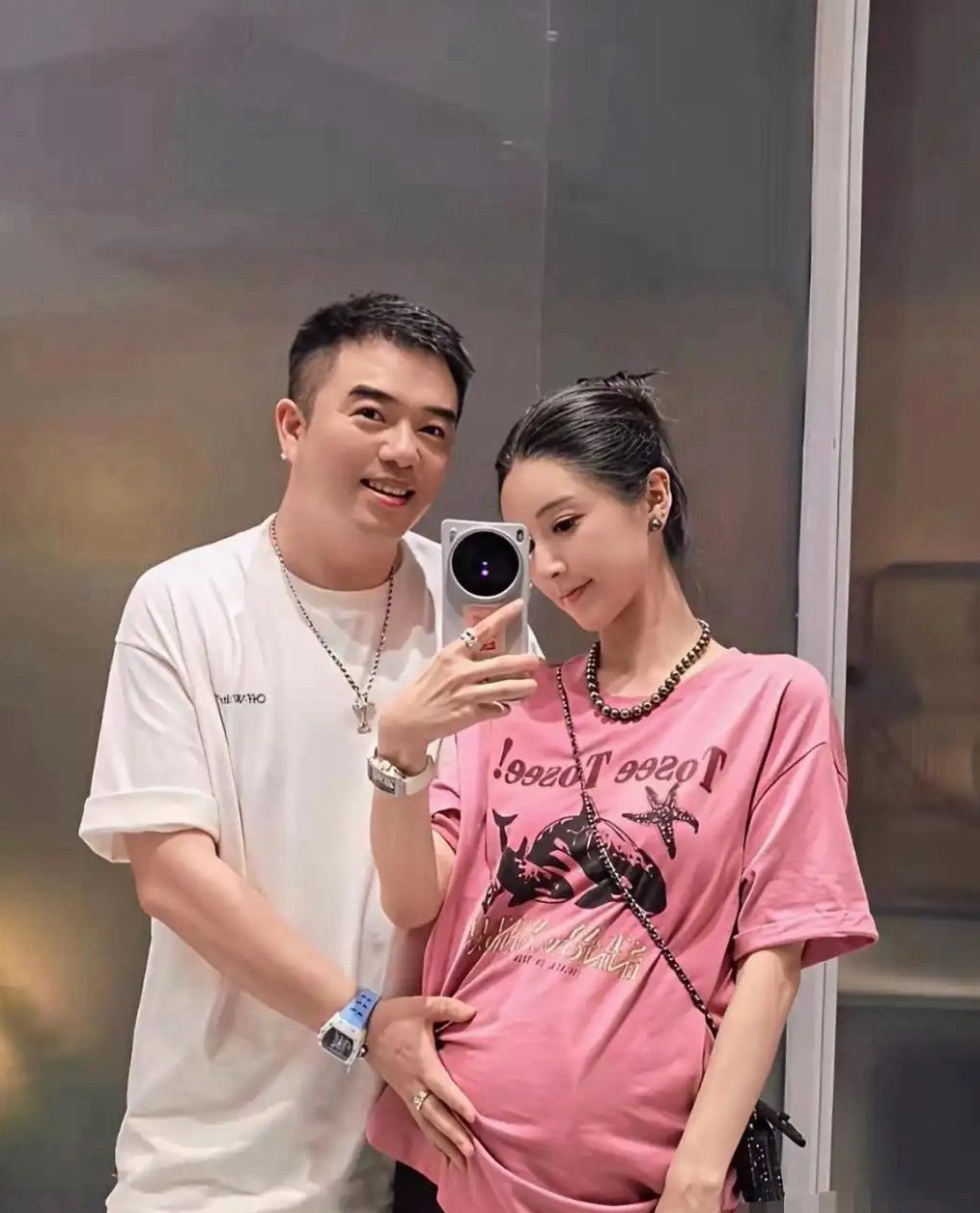薇娅怀上二胎了！一起经历过大起大落，暴富又遇风波，原配夫妻还能相守恩爱，真的太不