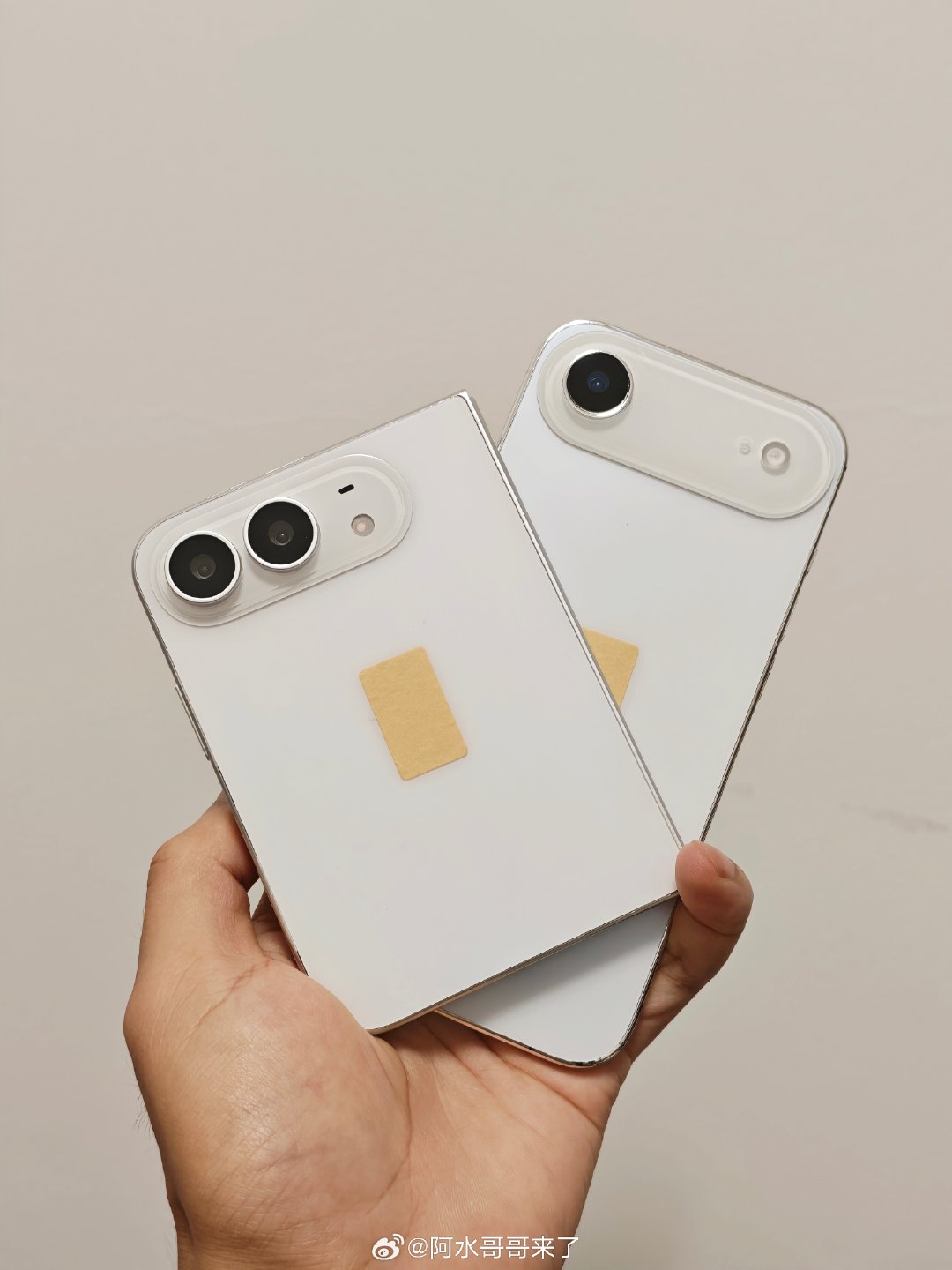 不出意外的话iPhone折叠屏有两个版本，双摄像头版本会便宜点，Ultra是三摄像头版本的！所以苹果