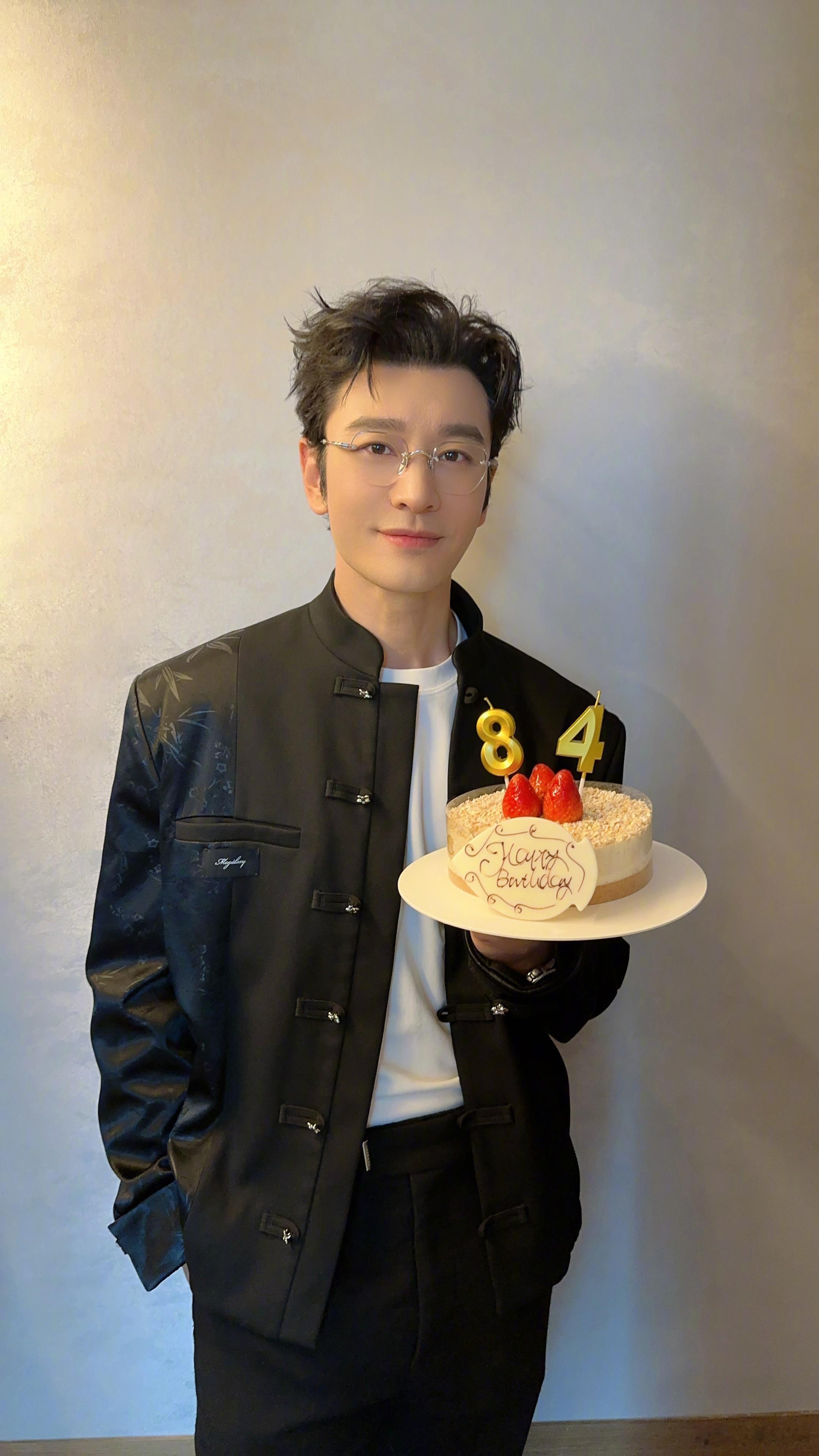 黄晓明晒生日照咱就说这蜡烛是不是插反了呀晓明哥生日快乐，不管几岁都超帅气呀~
