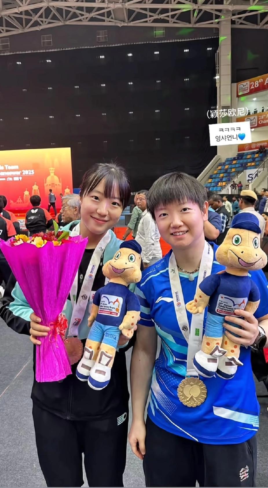 🏓亚锦赛上的可爱同框！孙颖莎笑起来也太甜了吧，这治愈系笑容谁看了不迷糊～申裕斌