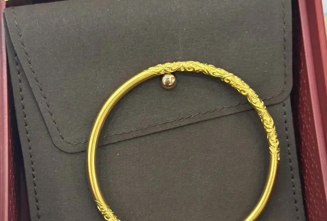 三年前金价不到四百，我给老妈挑了个五十克金手镯，花了一万九，她天天戴，逢人就说是