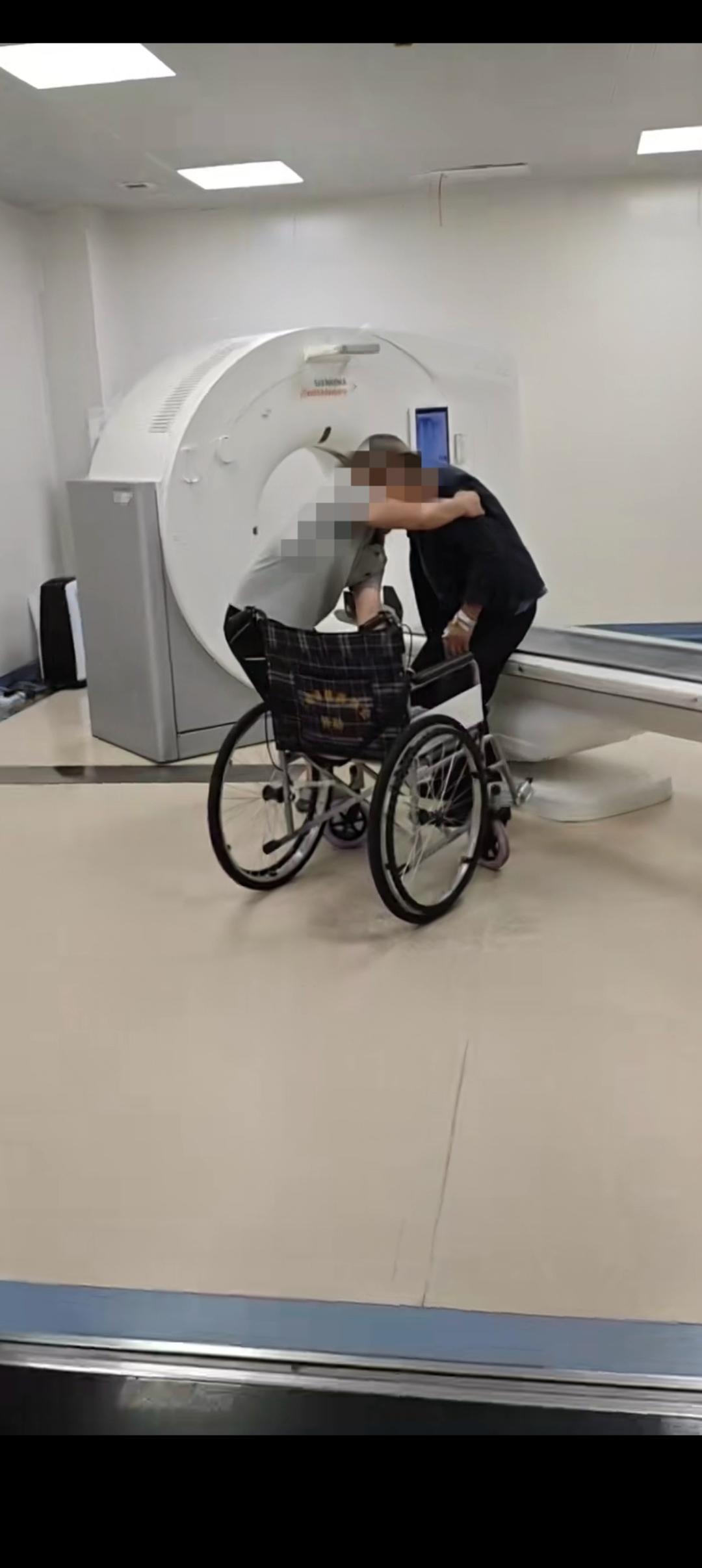 有个人说:人越老越怕死。他父亲就是，今年已经住院七八次了，自己本身不富裕，经
