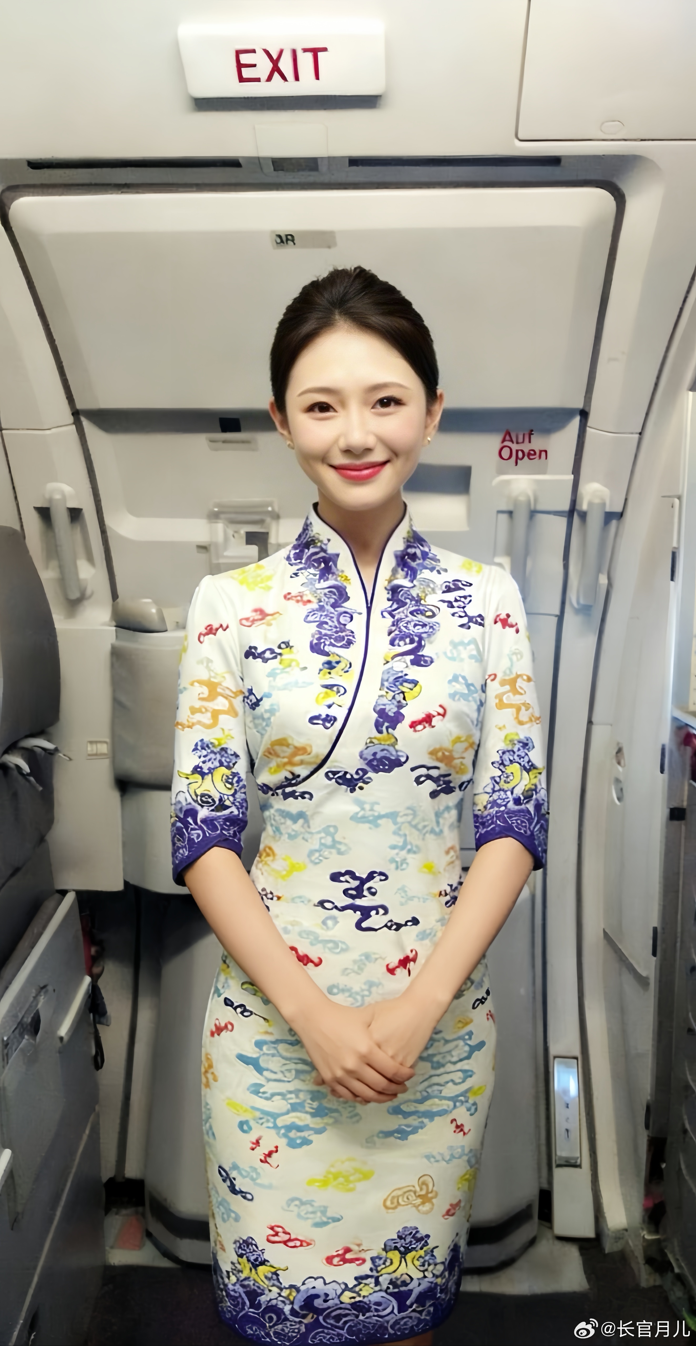 海航空姐的制服照，又美又飒。