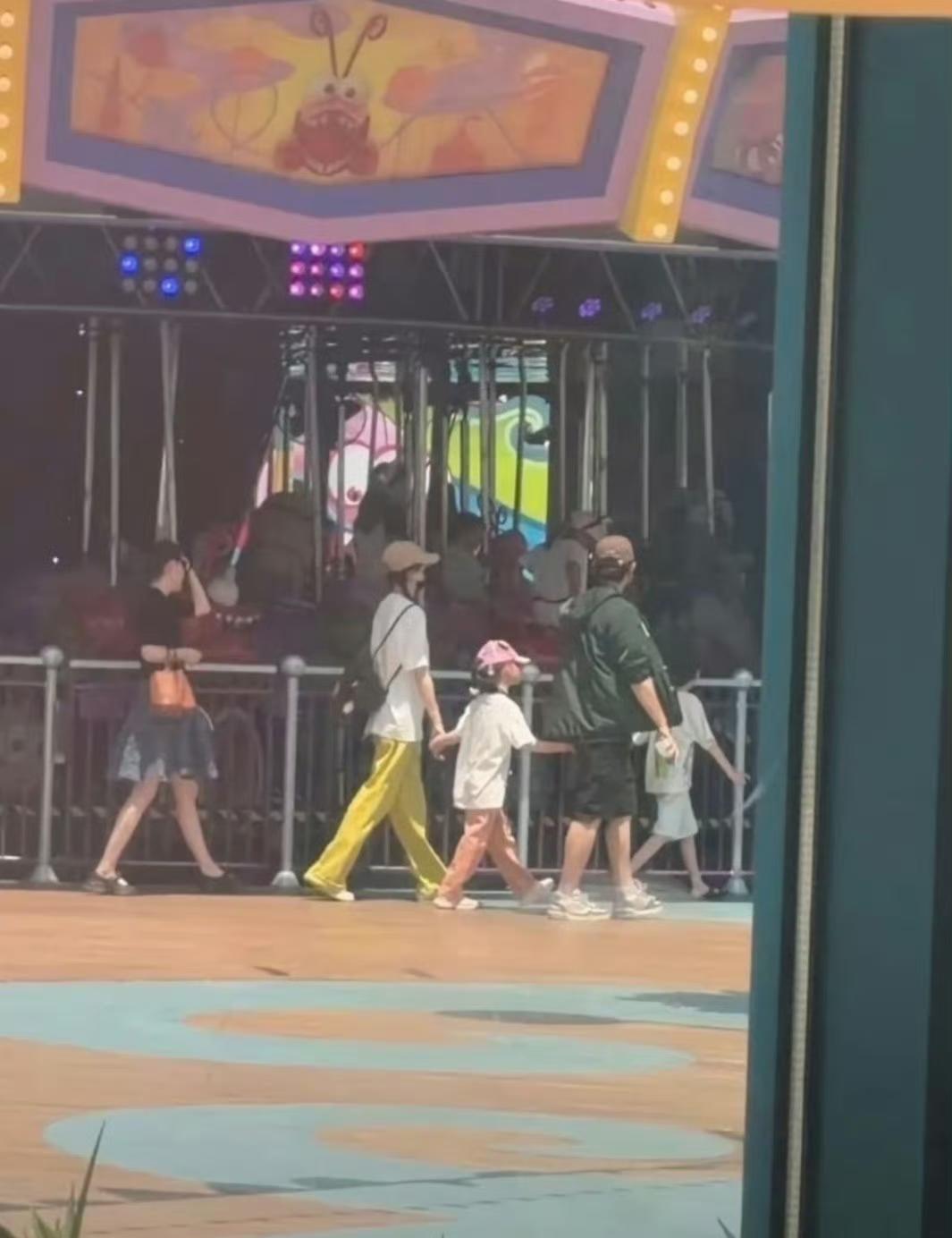 唐嫣罗晋，又上热搜了。这一次不是被造谣离婚，而是因为夫妻俩罕见合体带女儿出门，