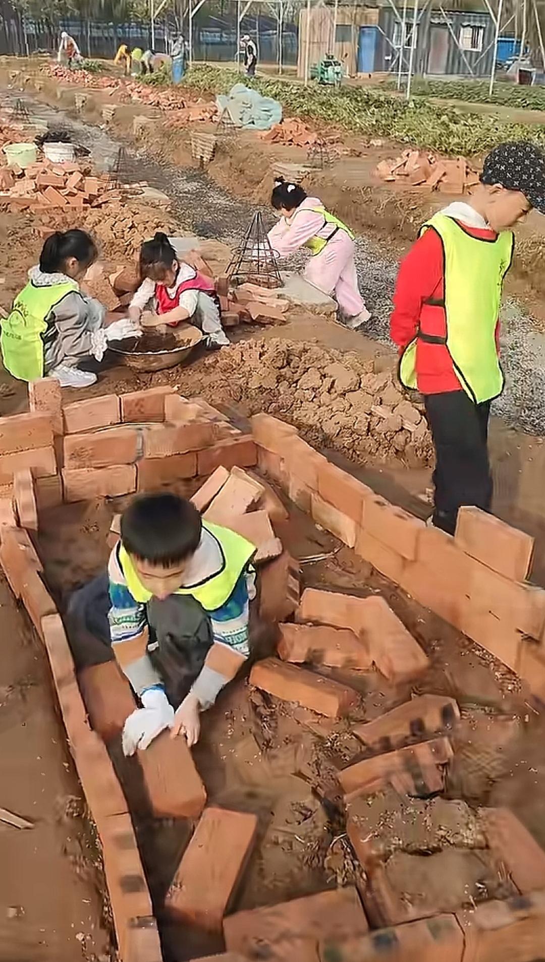 物以稀为贵，小孩玩泥巴，外国人抬轿子。（图一至图三）国内城市很多孩子可能从小都