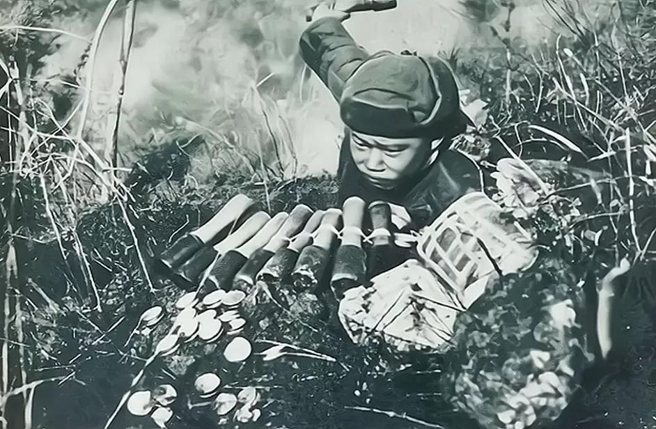 1951年，朝鲜汉江阻击战，18岁小战士突然肚痛，赶忙找了隐蔽草丛中方便，谁知等