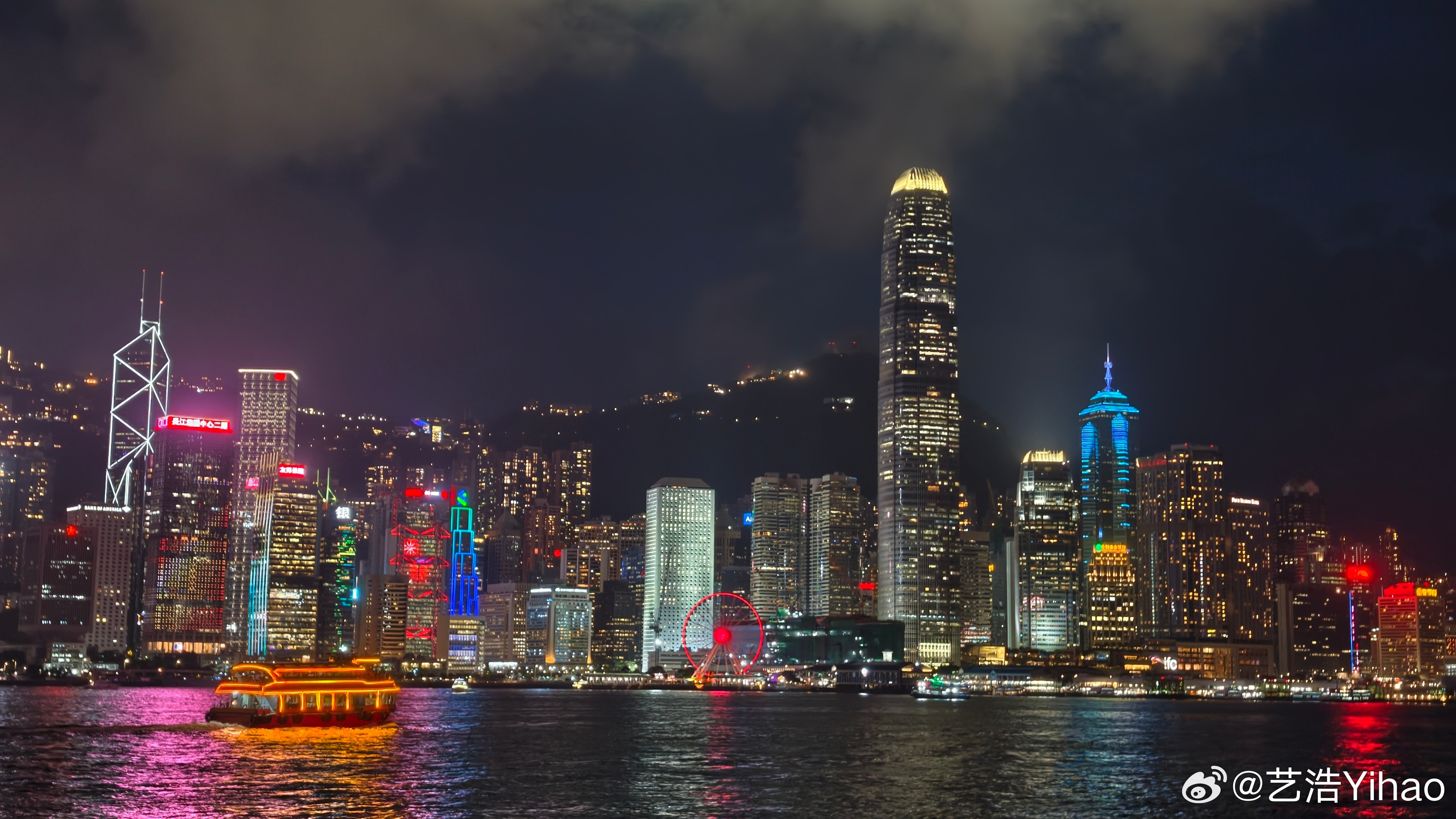 维港依旧是人潮涌动，来香港不看看这里的夜景等于白来，很多游客也在等着维港灯光秀，
