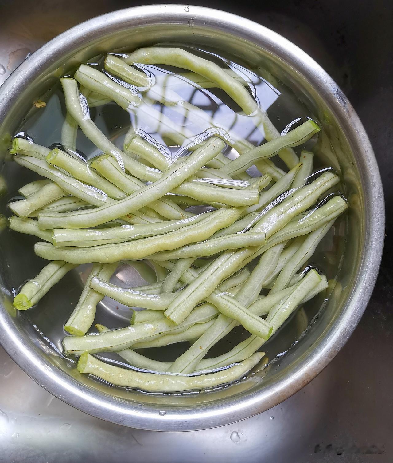 长豆角，我们也叫缸豆，真的必须焯水吗？我好长时间炒豆角是不焯水的，后来看见网