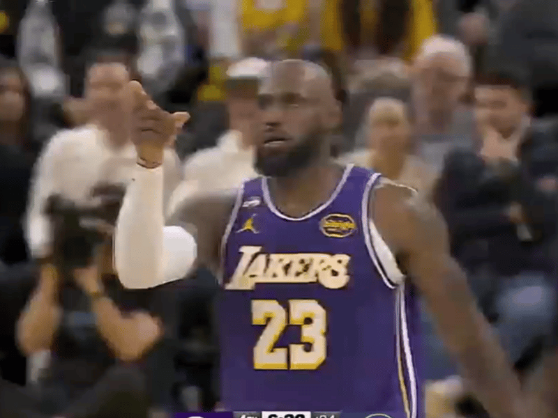 不解风情！湖人大比分领先无悬念，詹姆斯故意犯规被换下。比赛还剩6分