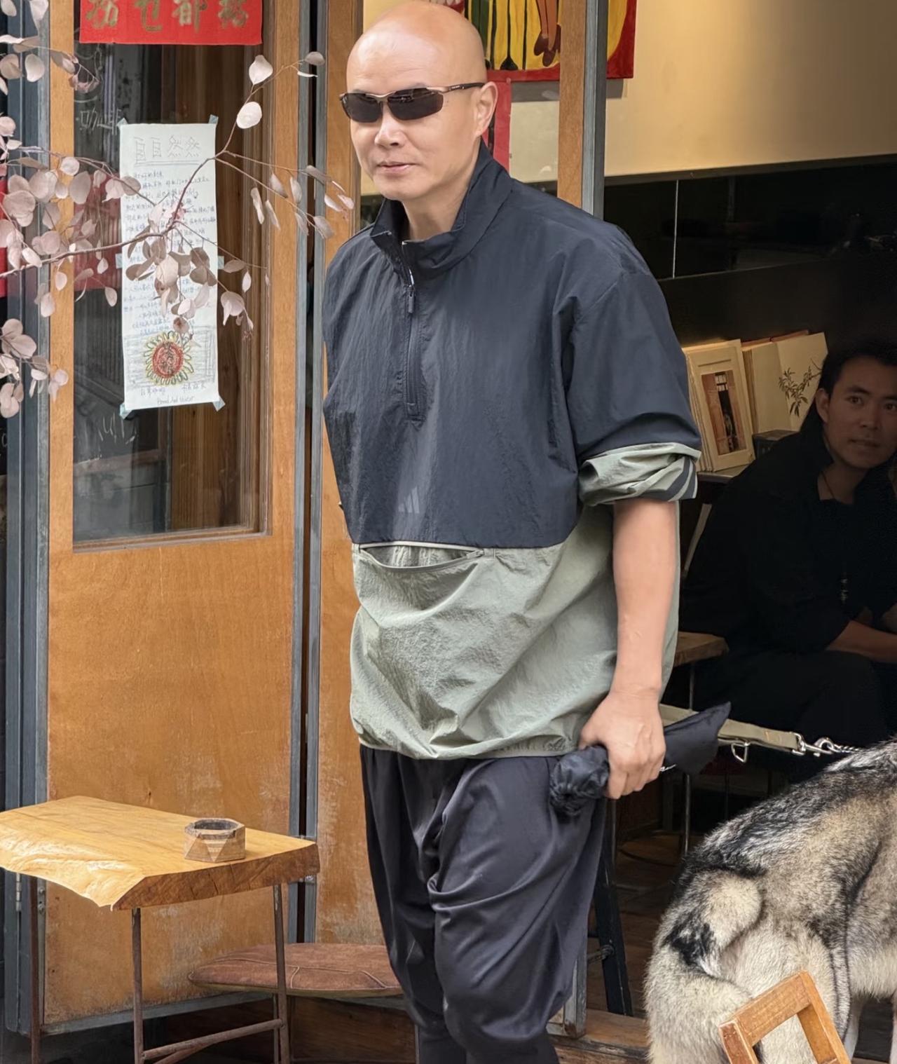 偶遇乐嘉在大理街头遛狗，今天天气转凉，他穿着外套，终于不再穿黑色背心了。10