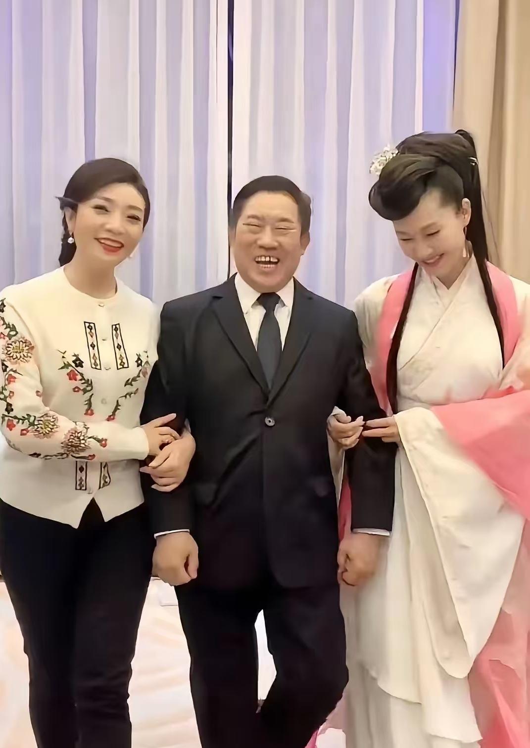一边一个美女搀扶他美得不要不要滴。