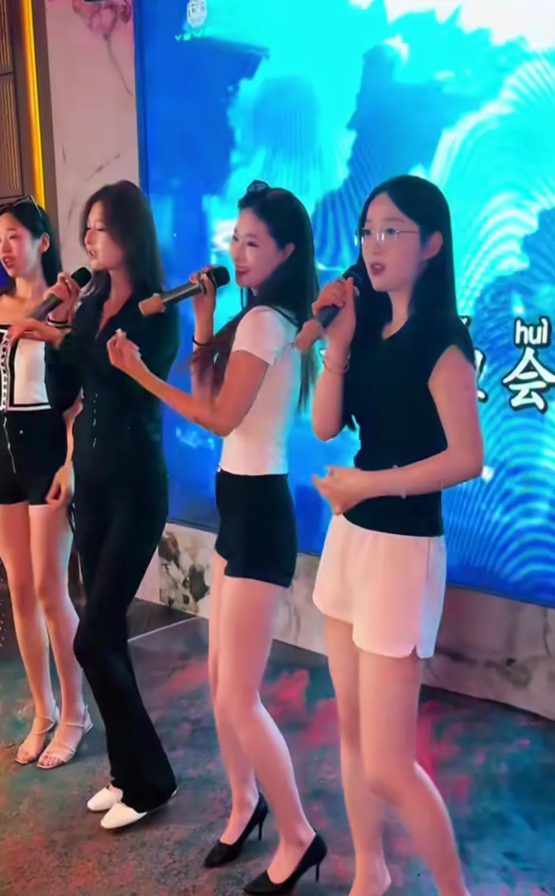 哇塞，个个美若天仙、多才多艺，都是大美女，她们是干啥工作的，这是谁家的姑娘，又是