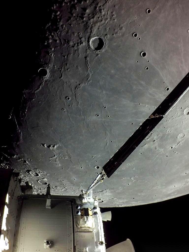 一艘没人的飞船，在回家之前，回头又看了一眼月亮。就拍下了这张照片。那个伸出来