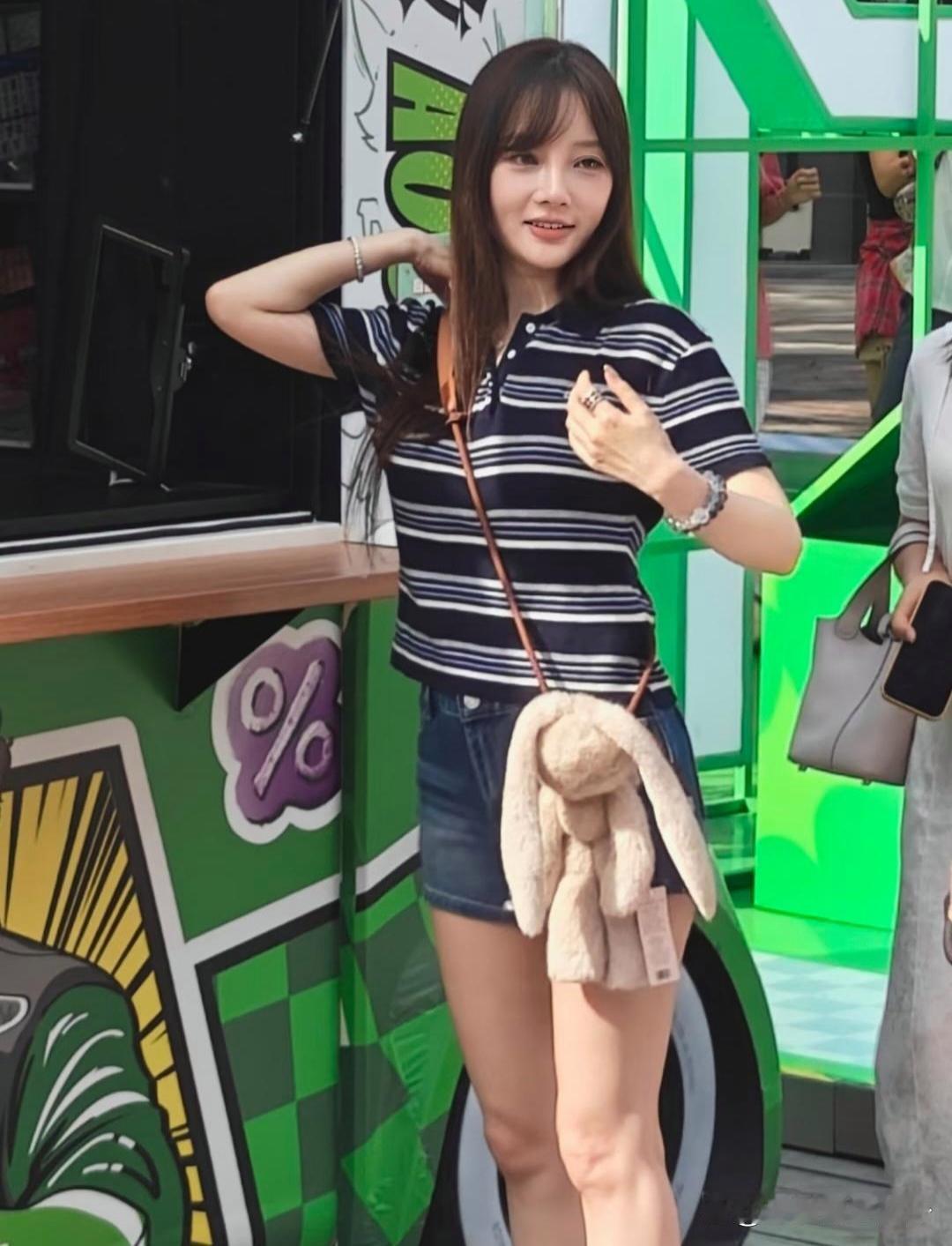 45岁李小璐逛街被偶遇，状态太好了！​​​